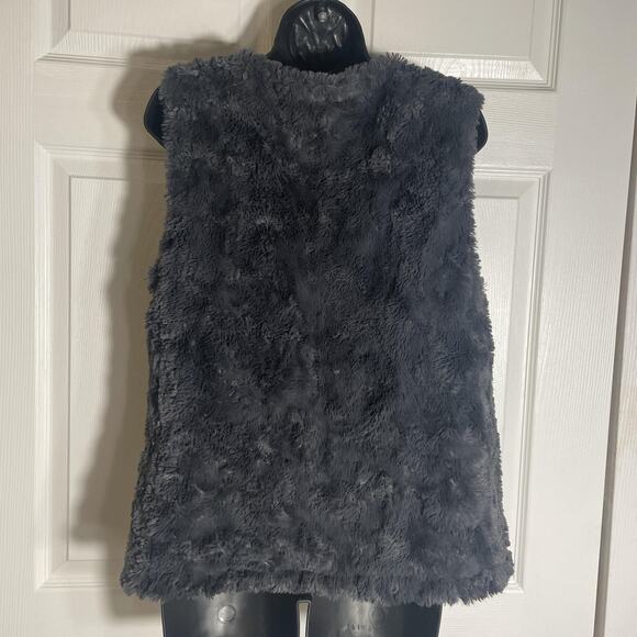 dylan True Grit Vest Women Medium Gray Faux Fur Sherpa Hook Closure Sleeveless - Picture 3 of 10